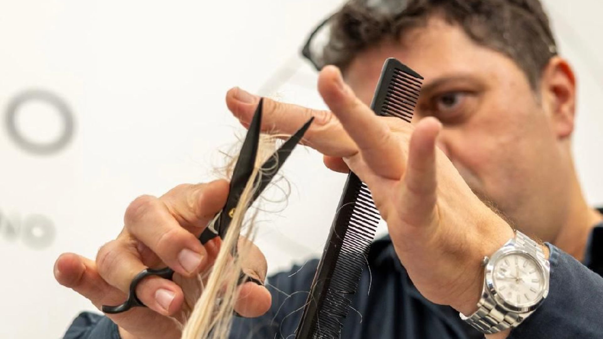 Norino mentre realizza un taglio di precisione nei suoi saloni Hairdreams, simbolo di eccellenza nelle extension e nell’infoltimento capelli.