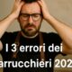 Parrucchiere con le mani tra i capelli in un salone moderno, simbolo degli errori più comuni nel 2026.