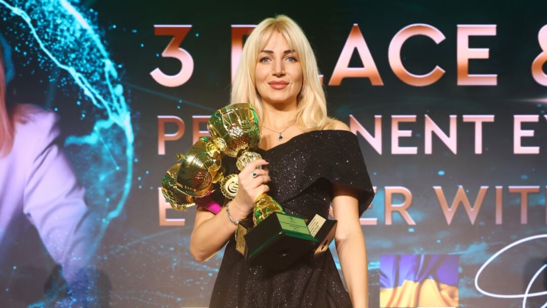 Olga Machuzhak con i trofei vinti al WBC & IBA World 2025, premiata come Master del Permanent Make-up.