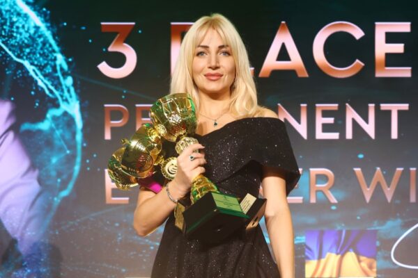 Olga Machuzhak con i trofei vinti al WBC & IBA World 2025, premiata come Master del Permanent Make-up.