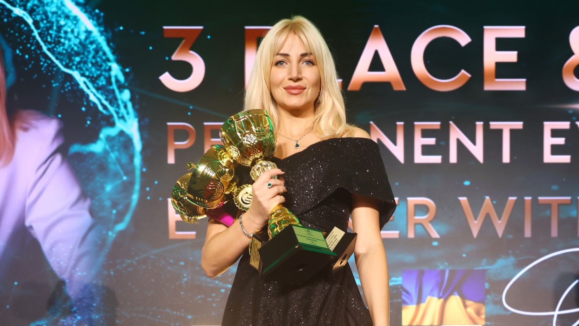 Olga Machuzhak con i trofei vinti al WBC & IBA World 2025, premiata come Master del Permanent Make-up.