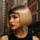 Modella con taglio Mini Glossy Bob corto e lucente, trucco deciso e orecchini eleganti, fotografata nelle strade di New York.