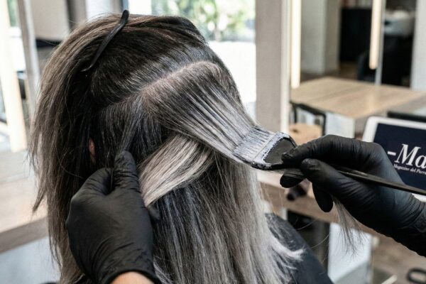 Applicazione tecnica di Grey Blending in salone su capelli con alta percentuale di bianchi, con tablet MdP sullo sfondo.