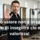 Parrucchiere professionista in salone fa il gesto di stop con la mano verso la camera. Testo sovraimpresso: Il tuo valore non è in saldo. Smetti di inseguire chi non ti valorizza.