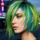 Taglio corto sfilato con colorazione creativa neon verde acido e blu elettrico, trend capelli Gen Z 2026 e stile urban cyberpunk.