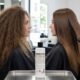 Nanoplastia 2026 confronto realistico prima e dopo trattamento lisciante professionale su capelli crespi in salone.