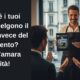 Grafica per parrucchieri con la domanda "Perché i tuoi clienti scelgono il prezzo invece del tuo talento?" e l'immagine di un professionista autorevole che mostra l'intervista di MDP su tablet.