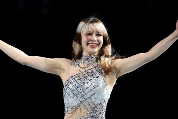 La pattinatrice Alysa Liu mostra la medaglia d'oro a Milano Cortina 2026 sfoggiando il suo iconico Halo Hair biondo e castano.