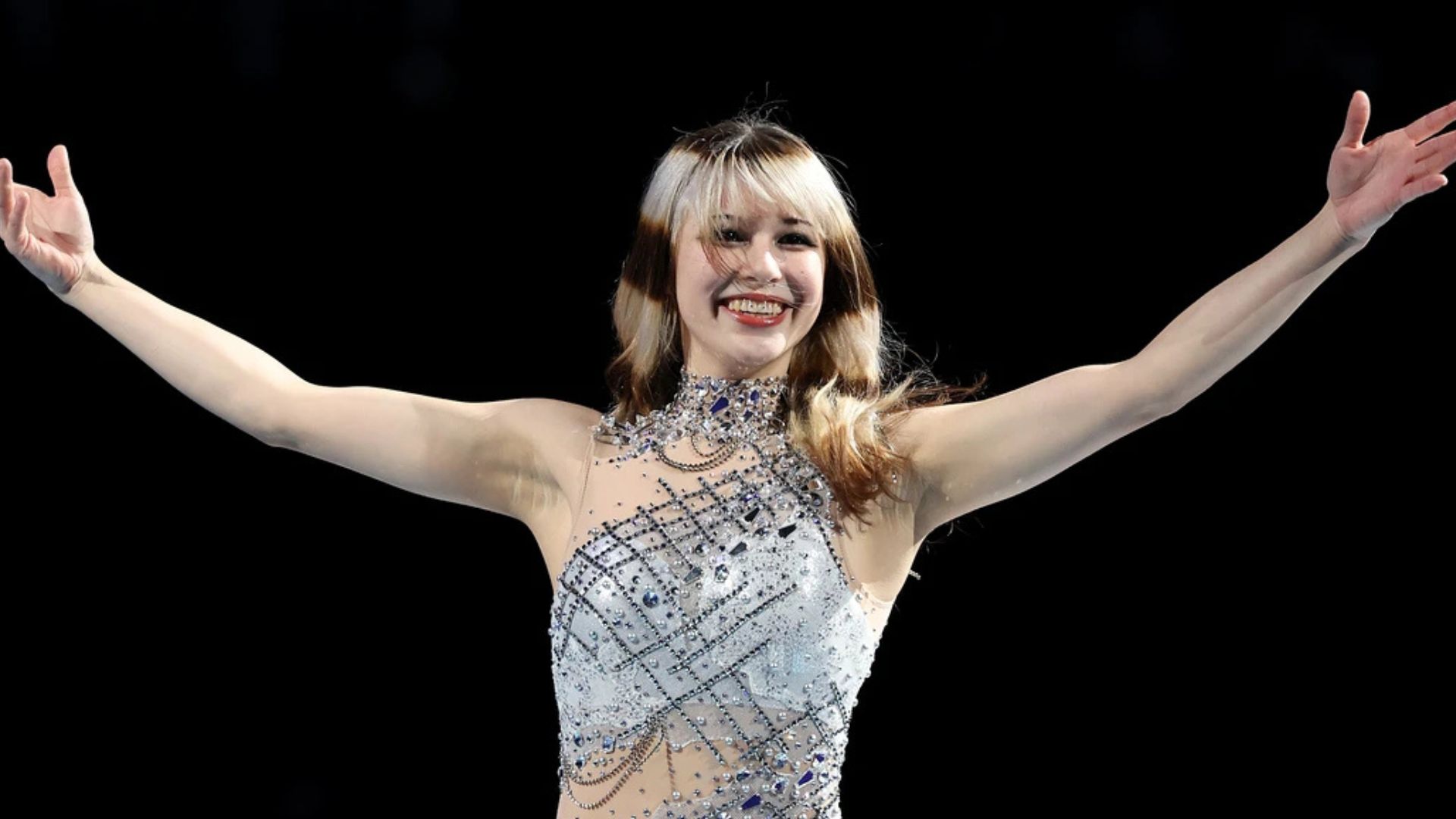 La pattinatrice Alysa Liu mostra la medaglia d'oro a Milano Cortina 2026 sfoggiando il suo iconico Halo Hair biondo e castano.