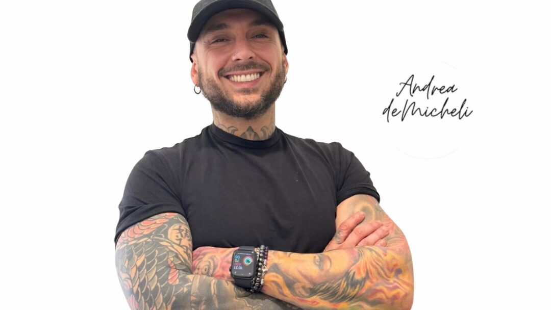 Ritratto sorridente di Andrea De Micheli, hairstylist di successo e titolare della prima esclusiva Hair Spa a Massa Carrara.