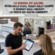 Un parrucchiere stressato all'interno del suo salone mostra a una cliente un tablet con commenti social. Sopra lo specchio un grande striscione recita: "LA GUERRA DEI SALONI: UCCISI DALLO STATO, TRADITI DALLE AZIENDE O DIVORATI DAGLI ABUSIVI? LA VERITÀ NEI VOSTRI COMMENTI.". Lo specchio riflette vari elementi: a sinistra, moduli dell'Agenzia delle Entrate e un cartello "CLOSED - UCCISI DALLO STATO"; al centro, note con scritto "DIVORATI DAGLI ABUSIVI"; a destra, un computer con un e-commerce di prodotti e note con scritto "TRADITI DALLE AZIENDE".