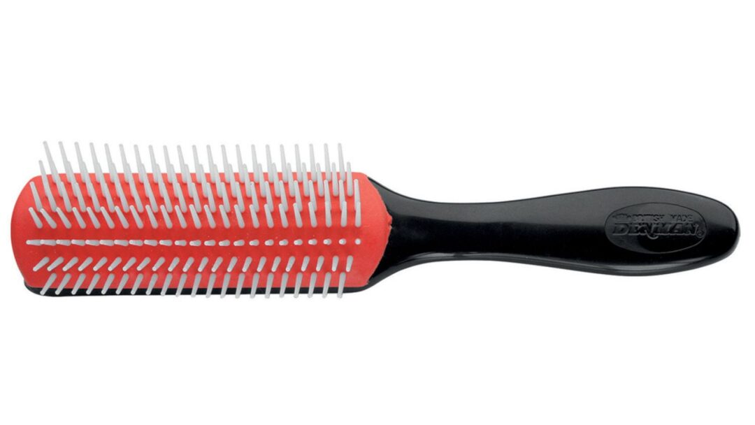 Spazzola professionale Denman D3 a 7 file con manico nero e cuscinetto rosso per lo styling dei capelli ricci.