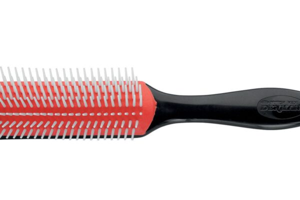 Spazzola professionale Denman D3 a 7 file con manico nero e cuscinetto rosso per lo styling dei capelli ricci.