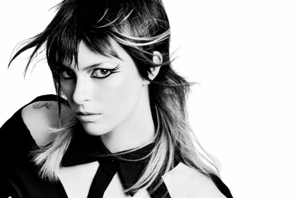 Ritratto in bianco e nero di una modella con trucco grafico e capelli scalati mossi dal vento, parte della The Mood Collection di Antonio Palladino.