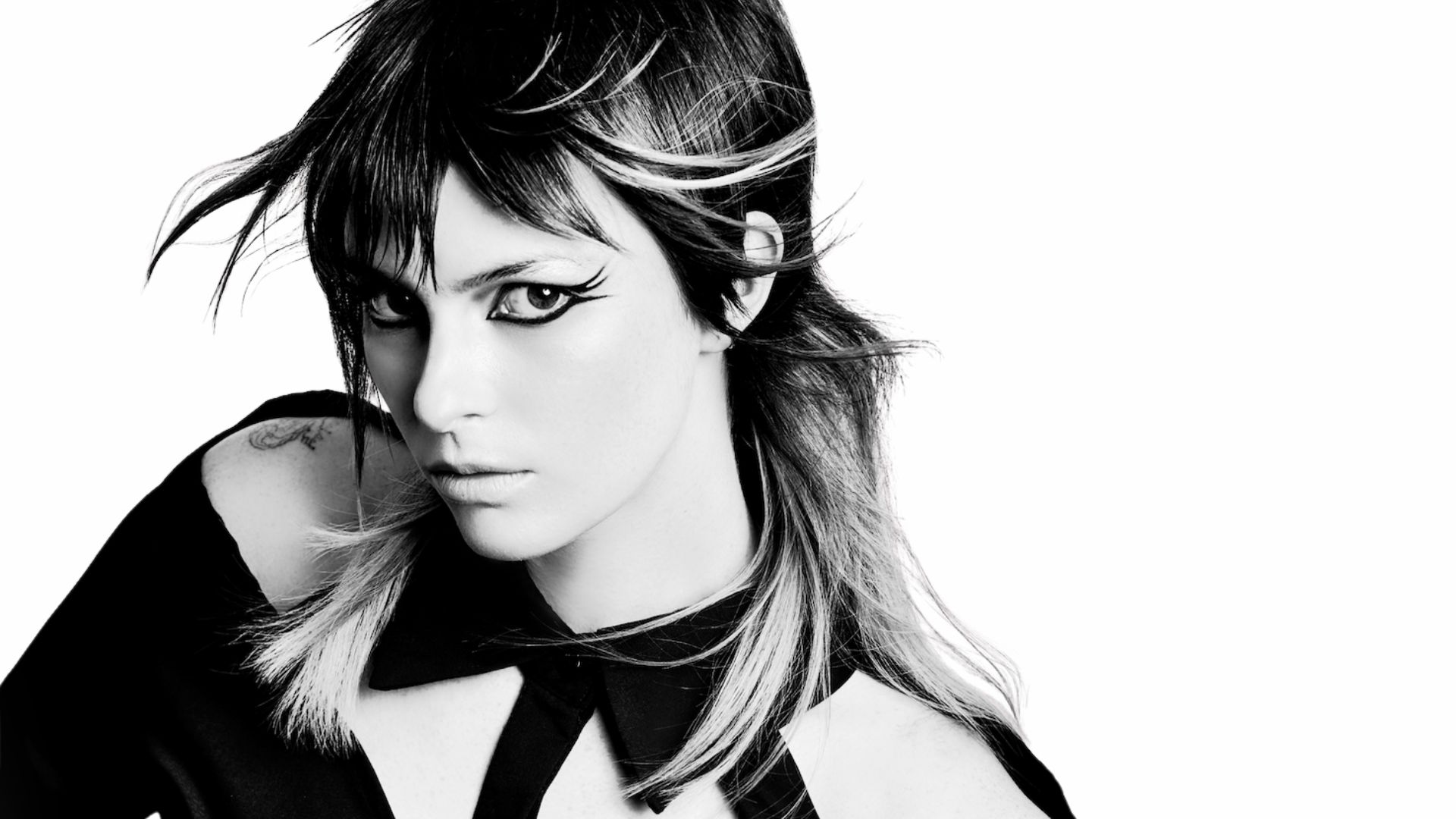 Ritratto in bianco e nero di una modella con trucco grafico e capelli scalati mossi dal vento, parte della The Mood Collection di Antonio Palladino.