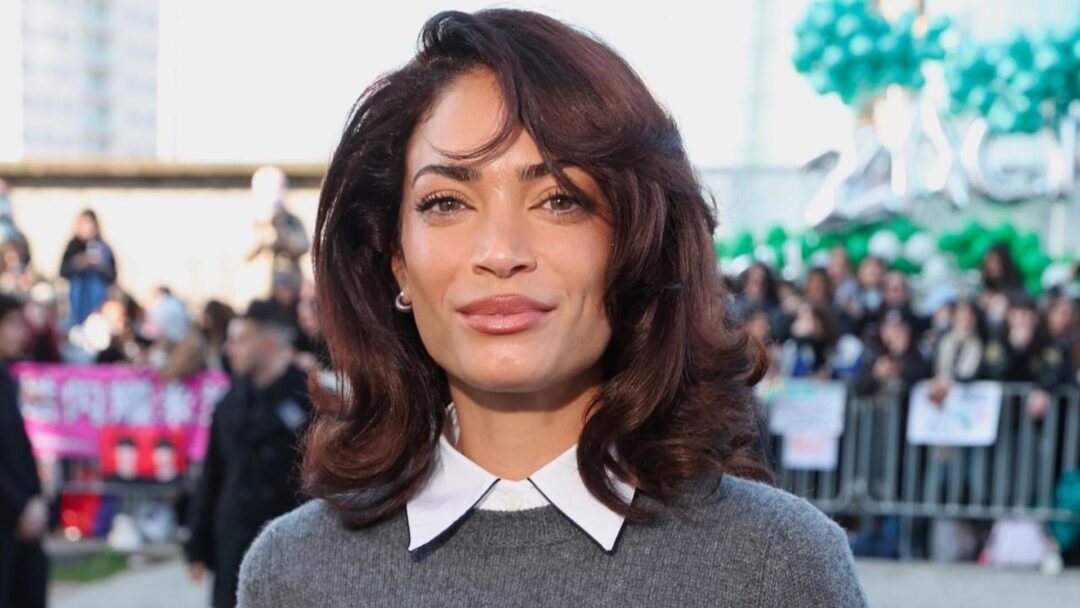 Elodie alla sfilata Prada con il nuovo taglio long bob voluminoso anni '90.