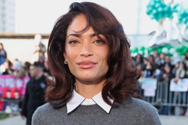 Elodie alla sfilata Prada con il nuovo taglio long bob voluminoso anni '90.