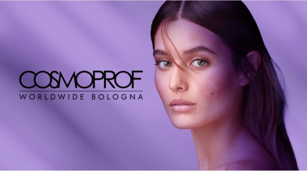 Logo ufficiale Cosmoprof Worldwide Bologna con il volto di una modella su sfondo lilla. Fiera internazionale per parrucchieri e beauty.