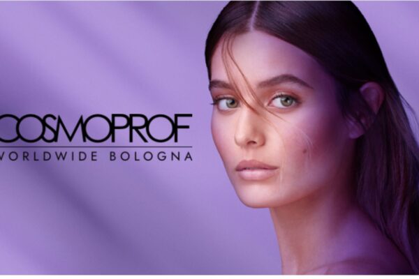 Logo ufficiale Cosmoprof Worldwide Bologna con il volto di una modella su sfondo lilla. Fiera internazionale per parrucchieri e beauty.