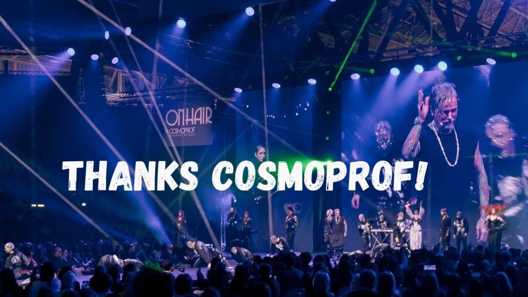 Spettacolo On Hair by Cosmoprof con parrucchieri sul palco e luci blu scenografiche.