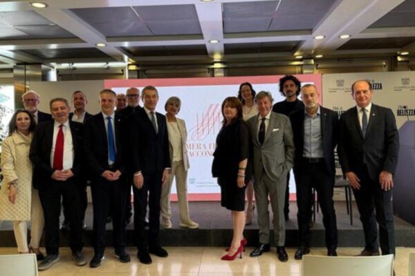 Gruppo di professionisti e rappresentanti di Cosmetica Italia e Camera Italiana dell'Acconciatura durante un evento ufficiale di settore.