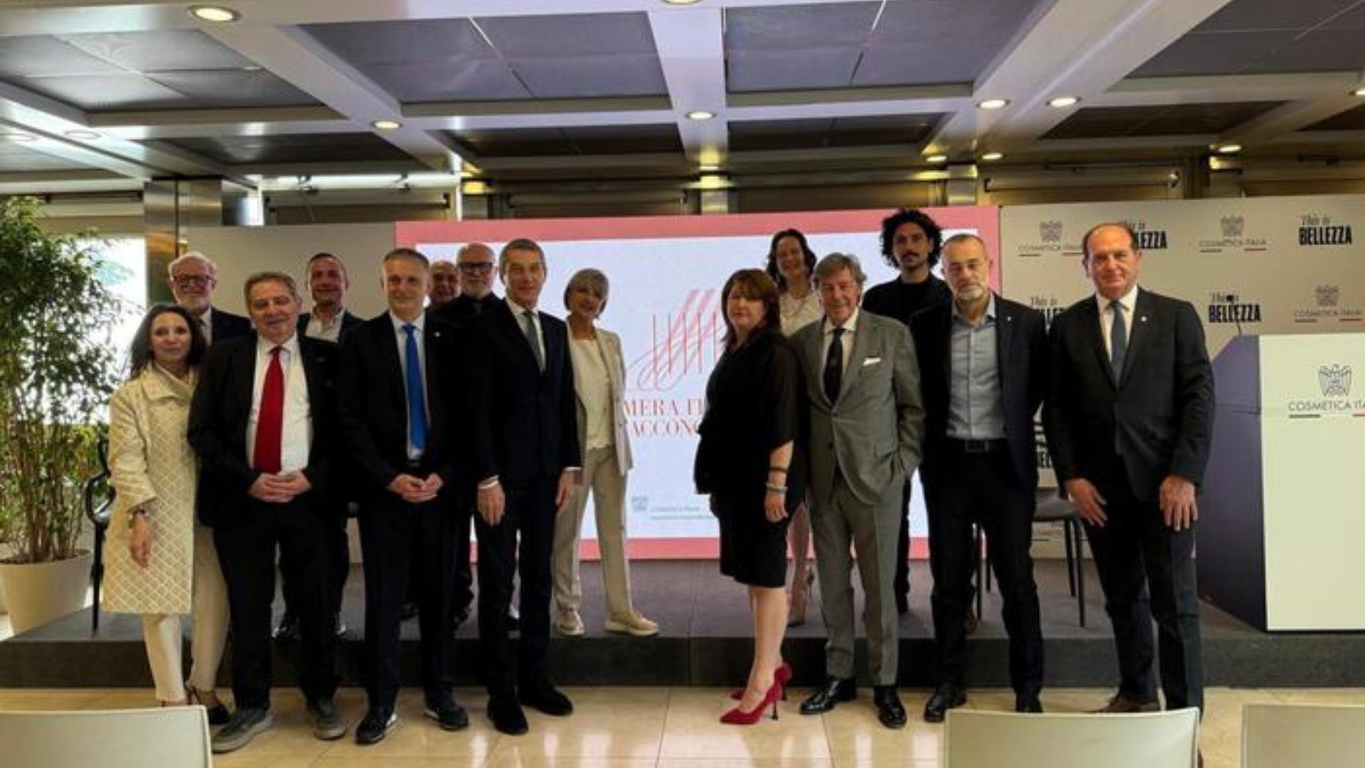 Gruppo di professionisti e rappresentanti di Cosmetica Italia e Camera Italiana dell'Acconciatura durante un evento ufficiale di settore.