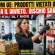 Immagine dell'articolo: parrucchiera che rimuove prodotti cosmetici vietati UE da uno scaffale in salone, con scatola di smaltimento in primo piano e titoli d'avvertimento su sanzioni e divieti.