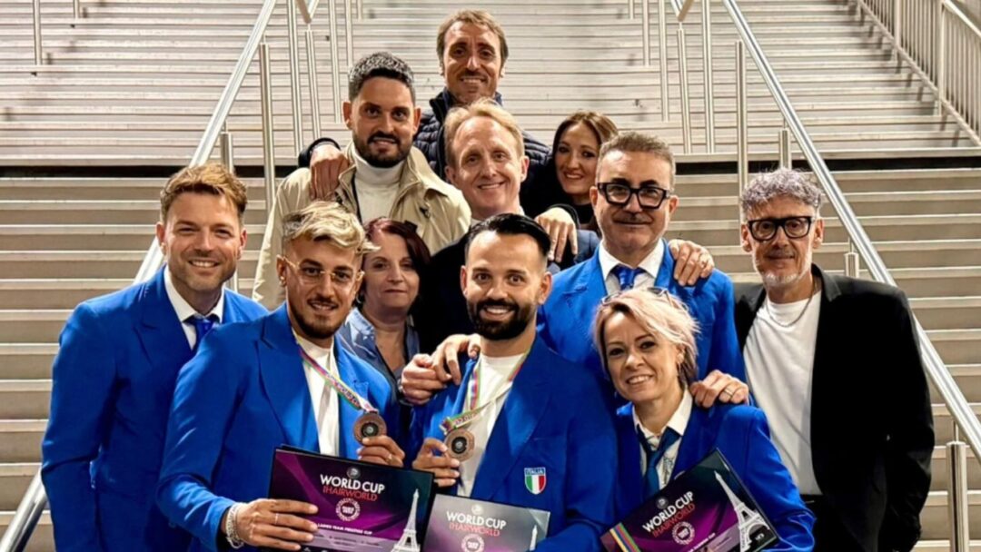 Parrucchieri della nazionale italiana celebrano la vittoria alla World Cup Hairworld con medaglie e diplomi.