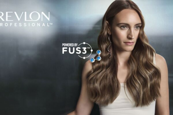 Grafica promozionale verticale di "Il Magazine del Parrucchiere" con una modella che mostra un lob castano scuro, liscio e lucido, arricchito da un accessorio dorato, su uno sfondo sfocato. In alto il logo del magazine e in basso il testo "SEMPRE AGGIORNATI SULLE ULTIME TENDENZE" e "LETTURA PER PARUCCHIERI".