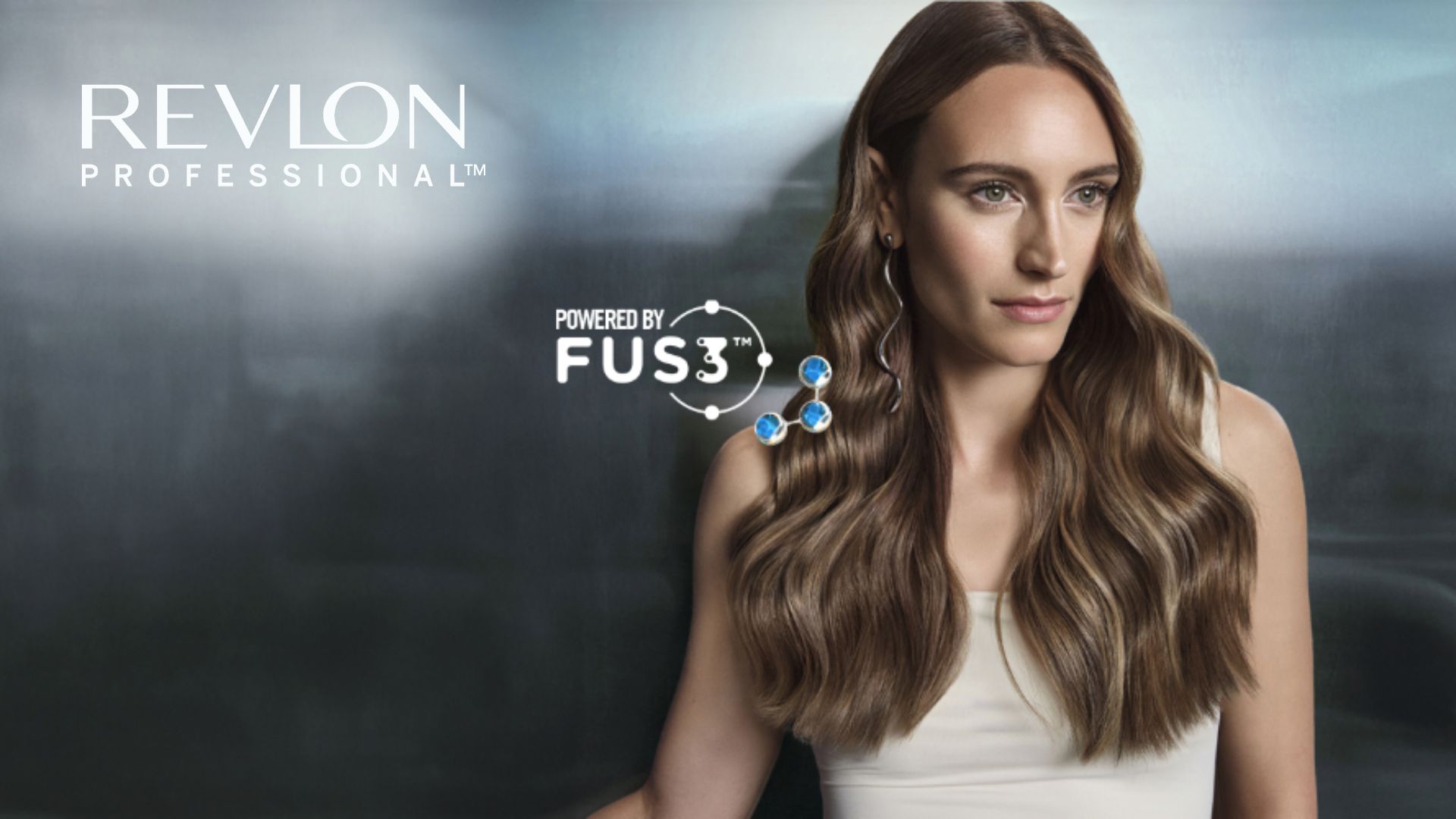 Grafica promozionale verticale di "Il Magazine del Parrucchiere" con una modella che mostra un lob castano scuro, liscio e lucido, arricchito da un accessorio dorato, su uno sfondo sfocato. In alto il logo del magazine e in basso il testo "SEMPRE AGGIORNATI SULLE ULTIME TENDENZE" e "LETTURA PER PARUCCHIERI".