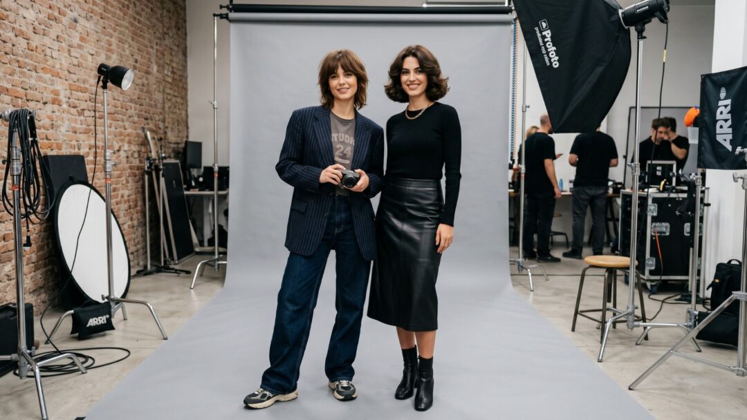 Due giovani donne in posa per una foto in uno studio fotografico.