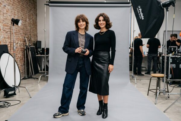 Due giovani donne in posa per una foto in uno studio fotografico.