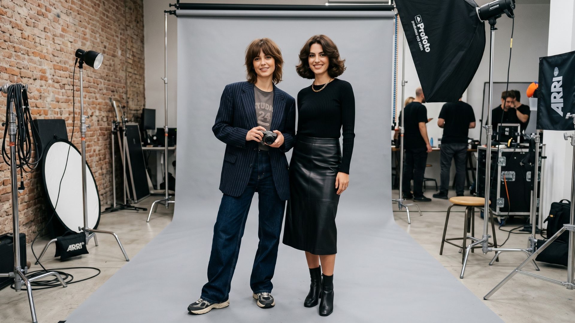 Due giovani donne in posa per una foto in uno studio fotografico.