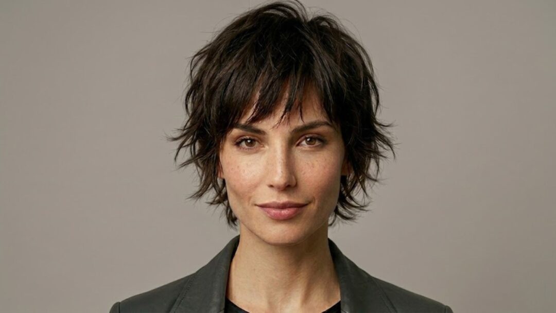 Modella con taglio Pixie Shaggy castano scuro, stile materico e scalato, tendenza capelli 2026.