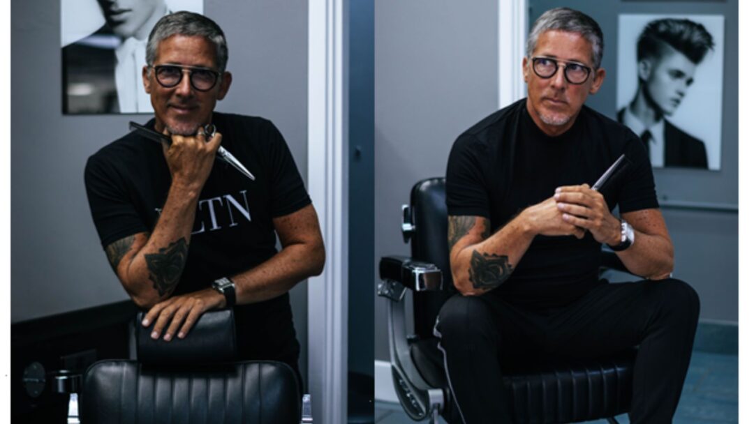 Il pluripremiato parrucchiere Jim Shaw in posa nel suo studio con forbici e pettine, specialista in grooming maschile.