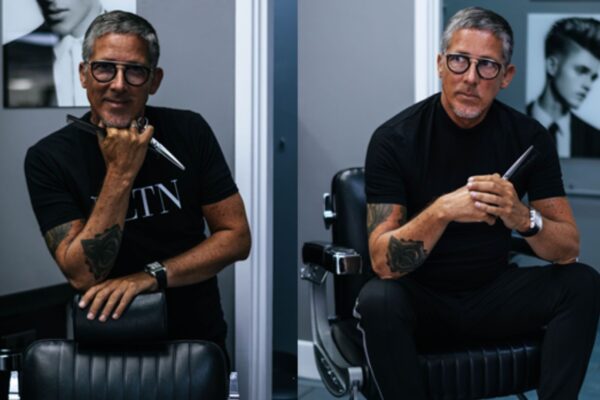 Il pluripremiato parrucchiere Jim Shaw in posa nel suo studio con forbici e pettine, specialista in grooming maschile.