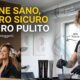 Immagine split che mostra a sinistra una cliente di parrucchiere felice con le meches e a destra una stilista protetta con mascherina FFP2 e guanti mentre mescola tinte. Sfondo di un salone moderno con tubazioni di aerazione a vista. Testo sovrapposto in alto a sinistra: "SALONE SANO, LAVORO SICURO, RESPIRO PULITO. Scopri come proteggerti." e a destra etichette grafiche: "QUALITÀ DELL'ARIA" e "aria fresca".