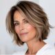 Donna over 40 con taglio corto texturizzato e balayage delicato, con sfumature leggere che danno profondità ai capelli e luminosità al viso.