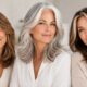 Tre donne over 50 con capelli valorizzati da tonalità calde, oyster grey e face framing luminoso.
