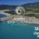 Veduta aerea panoramica della splendida spiaggia e del mare cristallino del Litorale di Chia in Sardegna, con la grafica ufficiale del XX Congress Eksperience.
