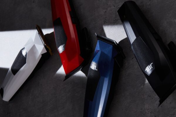 Tosatrici professionali JRL serie 3000C nei colori bianco, rosso, blu e nero posizionate su base in cemento.