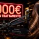 Primo piano di forbici professionali da parrucchiere appese con un'etichetta nera con testo in oro "LUSSO ESCLUSIVO" e testo in rosso "PREZZO ESAGERATO??". Dietro, una donna con lunghi capelli castani ondulati con riflessi (balayage) seduta in un salone premium. Un grande cartello al neon rosso luminoso recita "1000€ PER UN TRATTAMENTO!". L'ambientazione è scura e lussuosa.