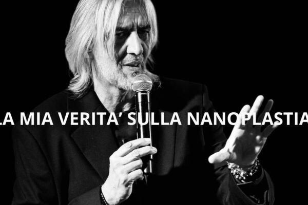 Ritratto in bianco e nero ad alto contrasto di Paolo Venzo al microfono, con la scritta in sovrimpressione "LA MIA VERITA' SULLA NANOPLASTIA".