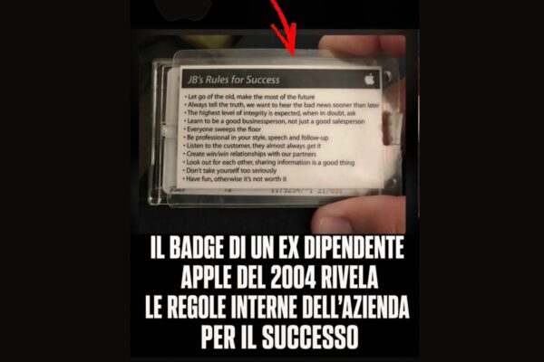 Immagine storica di un badge Apple del 2004 tenuto in mano, con una freccia rossa che indica l'elenco dei "JB's Rules for Success" stampati sopra. Sotto l'immagine, in sovraimpressione bianca su sfondo nero, il testo recita: "IL BADGE DI UN EX DIPENDENTE APPLE DEL 2004 RIVELA LE REGOLE INTERNE DELL'AZIENZA PER IL SUCCESSO". Include anche le icone stilizzate del logo Apple bianco e di una banconota verde in alto.