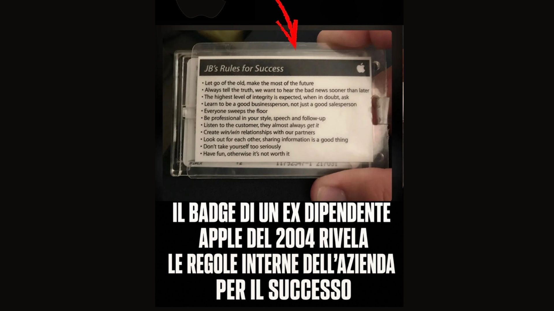 Immagine storica di un badge Apple del 2004 tenuto in mano, con una freccia rossa che indica l'elenco dei "JB's Rules for Success" stampati sopra. Sotto l'immagine, in sovraimpressione bianca su sfondo nero, il testo recita: "IL BADGE DI UN EX DIPENDENTE APPLE DEL 2004 RIVELA LE REGOLE INTERNE DELL'AZIENZA PER IL SUCCESSO". Include anche le icone stilizzate del logo Apple bianco e di una banconota verde in alto.