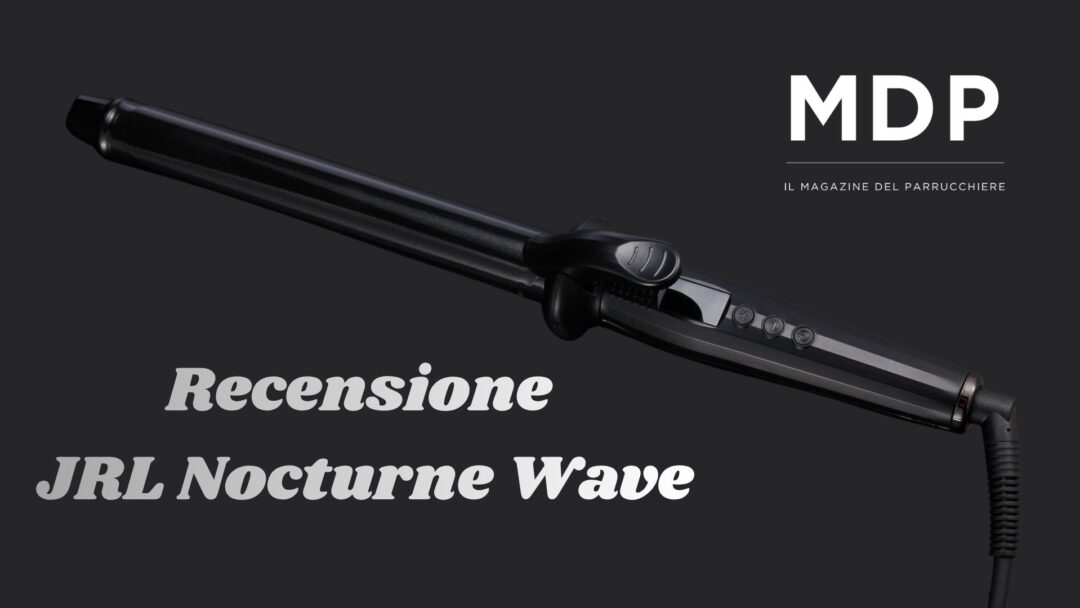 Una fotografia professionale di un ferro arricciacapelli a canna lunga JRL Nocturne Wave nero, posizionato diagonalmente su uno sfondo scuro. Nell'angolo in alto a destra sono presenti il logo MDP e il testo 'IL MAGAZINE DEL PARRUCCHIERE'. Nell'angolo in basso a sinistra si legge il testo 'Recensione JRL Nocturne Wave' con pulsanti di controllo visibili sull'impugnatura.