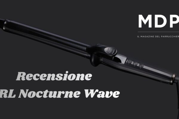 Una fotografia professionale di un ferro arricciacapelli a canna lunga JRL Nocturne Wave nero, posizionato diagonalmente su uno sfondo scuro. Nell'angolo in alto a destra sono presenti il logo MDP e il testo 'IL MAGAZINE DEL PARRUCCHIERE'. Nell'angolo in basso a sinistra si legge il testo 'Recensione JRL Nocturne Wave' con pulsanti di controllo visibili sull'impugnatura.