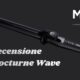 Una fotografia professionale di un ferro arricciacapelli a canna lunga JRL Nocturne Wave nero, posizionato diagonalmente su uno sfondo scuro. Nell'angolo in alto a destra sono presenti il logo MDP e il testo 'IL MAGAZINE DEL PARRUCCHIERE'. Nell'angolo in basso a sinistra si legge il testo 'Recensione JRL Nocturne Wave' con pulsanti di controllo visibili sull'impugnatura.