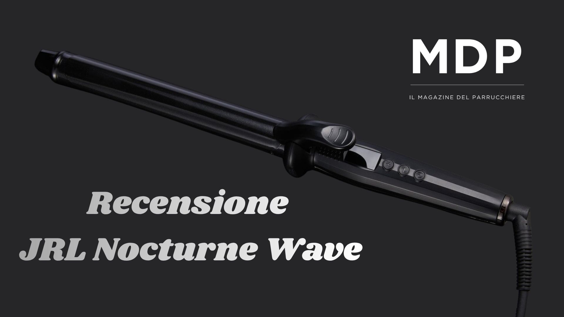 Una fotografia professionale di un ferro arricciacapelli a canna lunga JRL Nocturne Wave nero, posizionato diagonalmente su uno sfondo scuro. Nell'angolo in alto a destra sono presenti il logo MDP e il testo 'IL MAGAZINE DEL PARRUCCHIERE'. Nell'angolo in basso a sinistra si legge il testo 'Recensione JRL Nocturne Wave' con pulsanti di controllo visibili sull'impugnatura.
