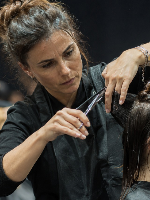 Parrucchiere e barber al lavoro durante il Campionato Italiano dell’Acconciatura e della Barberia Hairstylist of the Year MDP